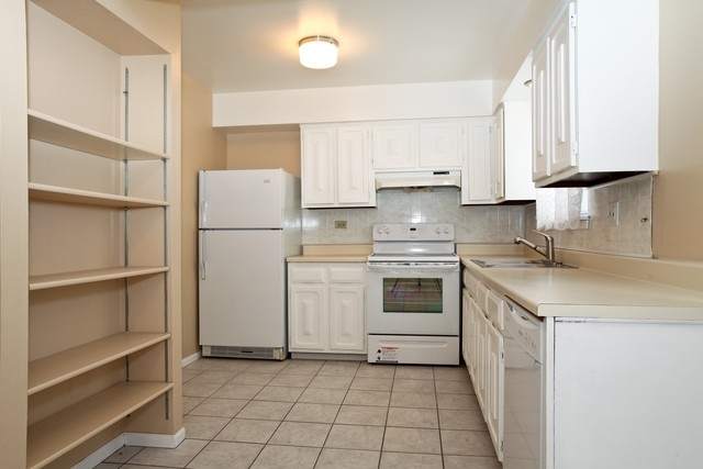 Building Photo - 2033 Lioncrest Dr