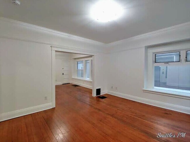 Foto del edificio - Updated Charming 4 Bedroom-2 Bathroom Home...