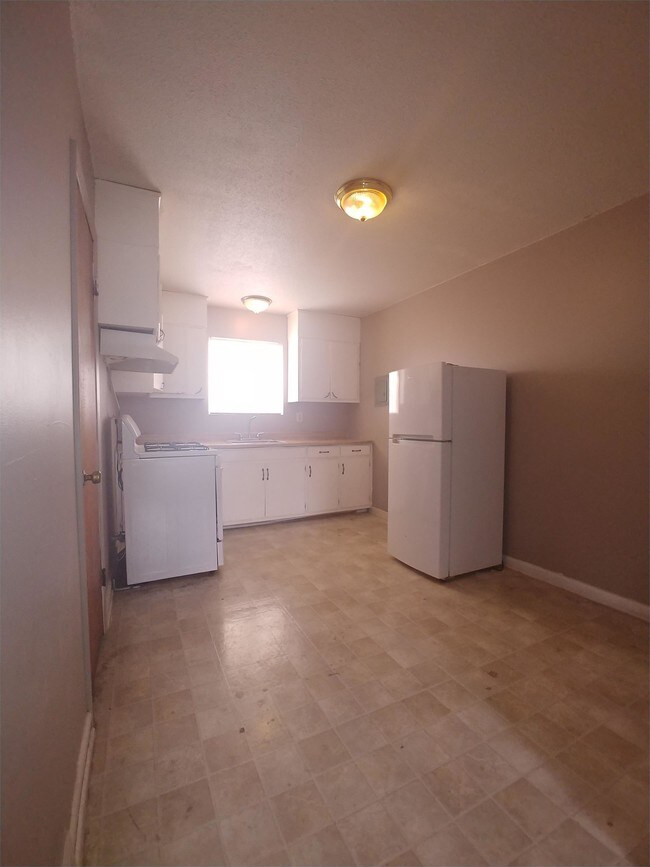 Building Photo - 2600-2610 Van Brunt Blvd