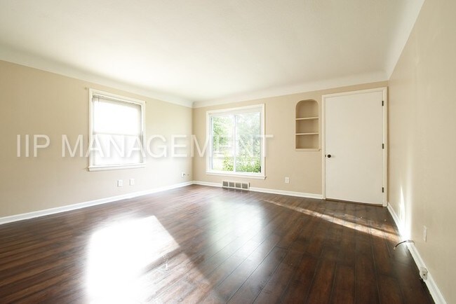 Building Photo - 11714 Meadowbrook Dr