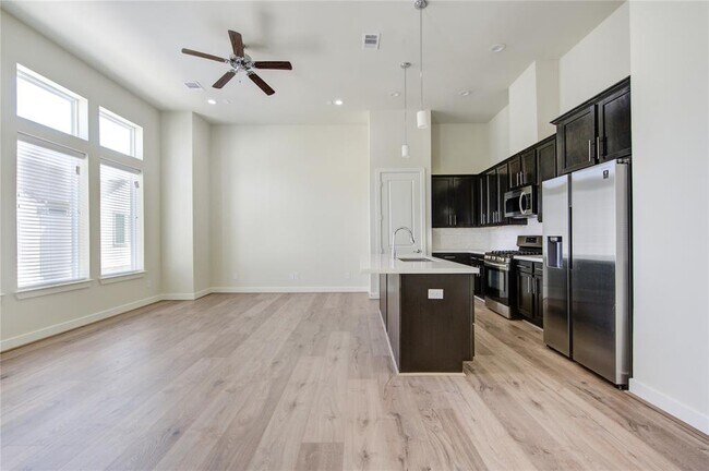 Building Photo - 136 Knightsbridge Park Ln