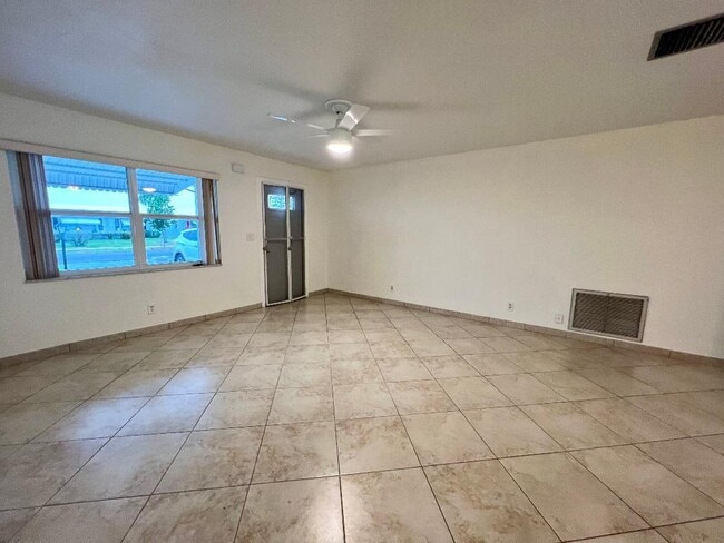 Foto del edificio - 720 SW 18th St