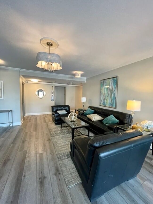 Building Photo - Myers Park Condo, Move-In Ready! All utili...