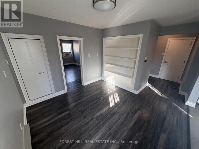 Photo du bâtiment - 739 The Queensway