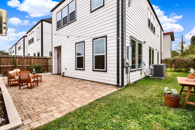 Foto del edificio - 6635 T C Jester Blvd