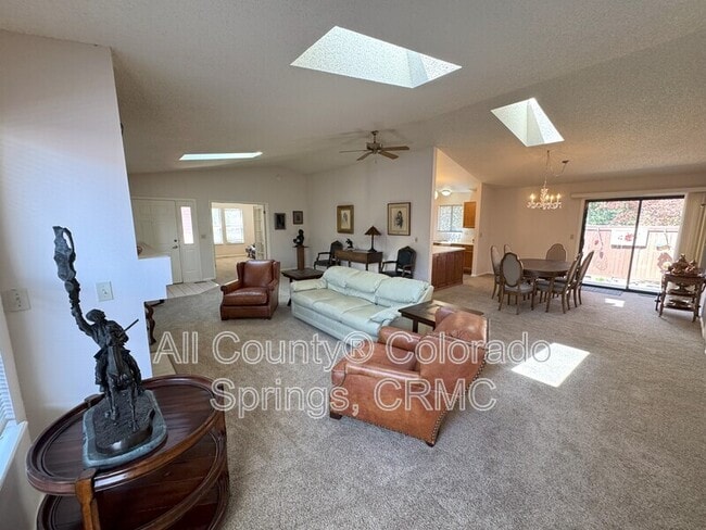 Building Photo - 2558 Veteran Heights