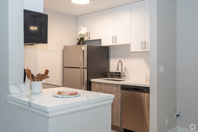 2BR , 1,5BA - 923SF - 39 North