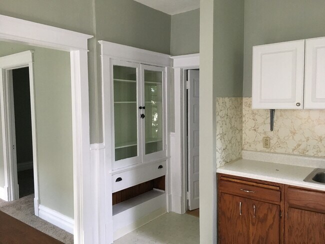 Kitchen - 526 E 7th St