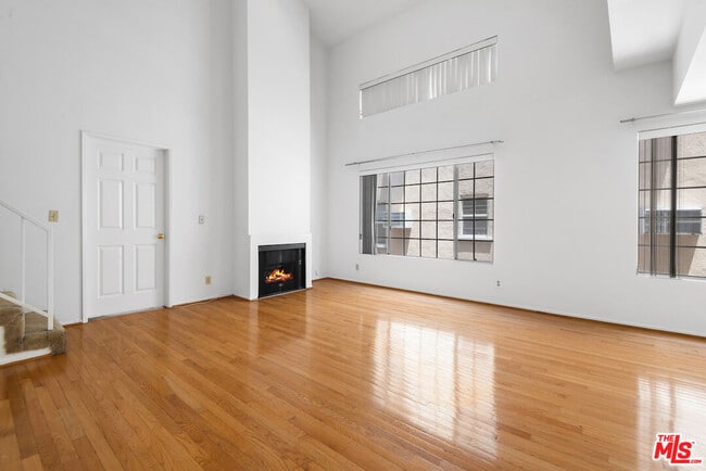 Building Photo - 607 N Rossmore Ave