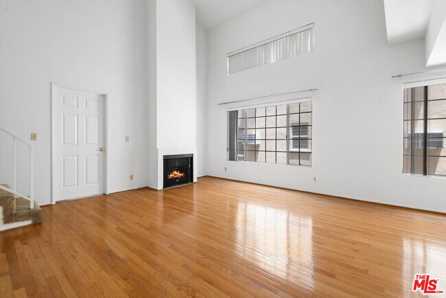 Foto del edificio - 607 N Rossmore Ave