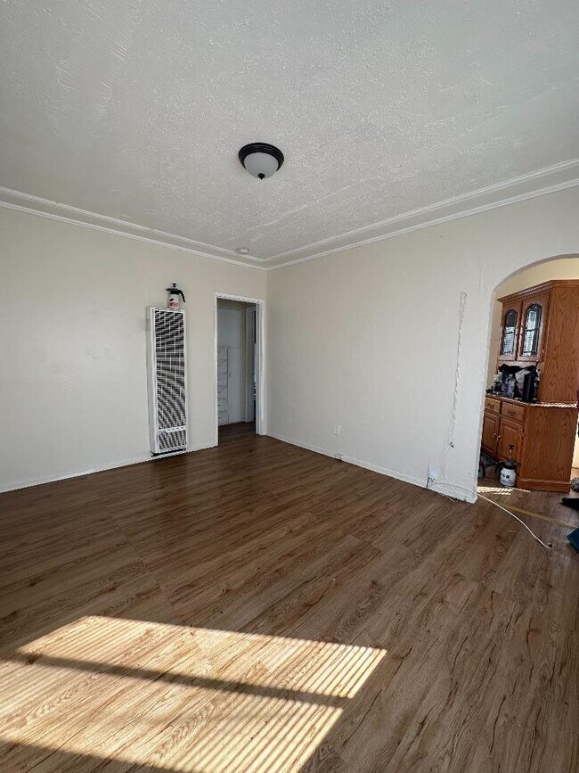 Foto del edificio - 3334 E 8th St