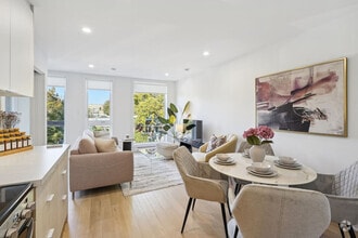 Building Photo - 2114-2114 Rue Bercy