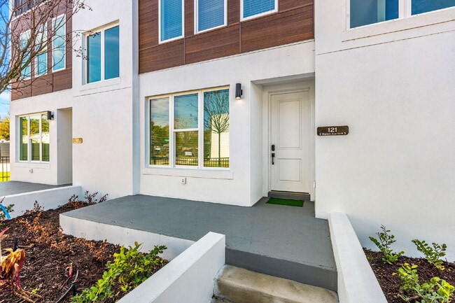Building Photo - Beautiful 3 Bedroom Townhouse Minutes From...