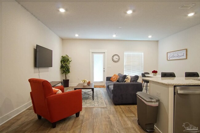 Foto del edificio - Easy access to Navy Federal complex, shopping & interstate.