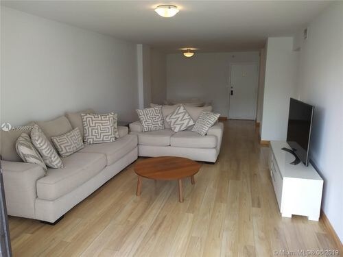 Building Photo - 1450 Brickell Bay Dr