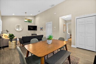 Building Photo - 104 Cedar St