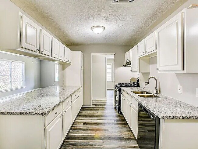 Foto del edificio - Bright & Spacious 3-Bedroom, 2-Bathroom Home in Pasadena | 1,653 Sq Ft | Pet Friendly
