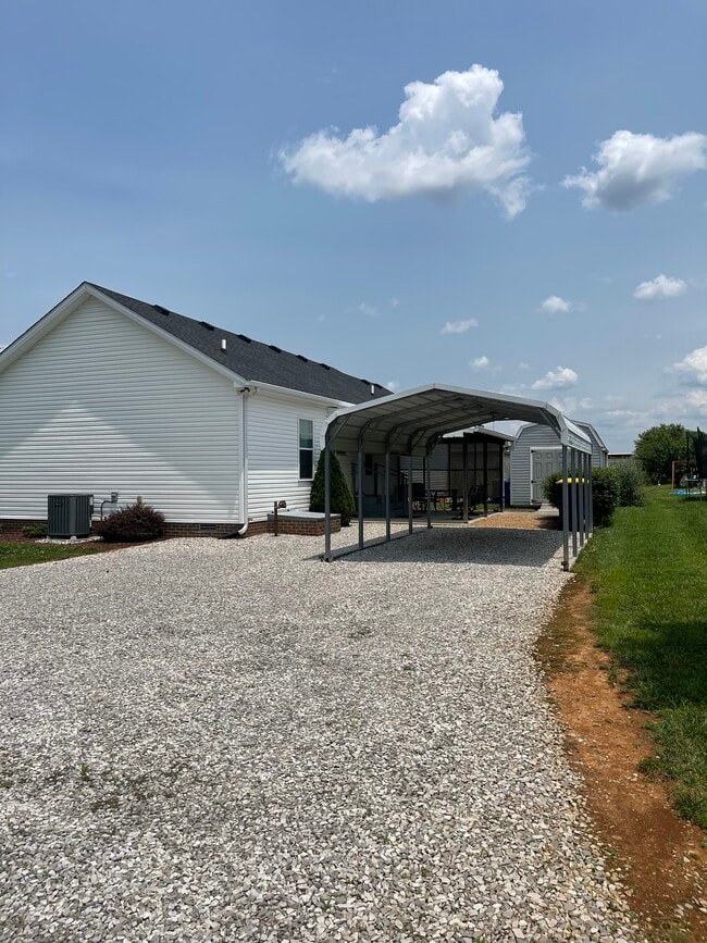 Building Photo - 200 Logan Ln