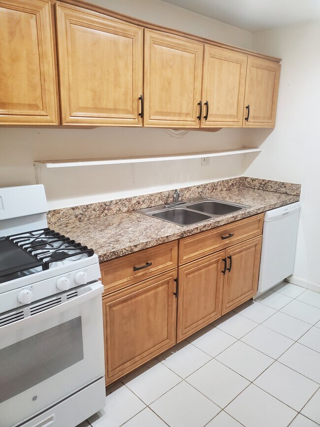 Kitchen - 7517 Riverdale Rd