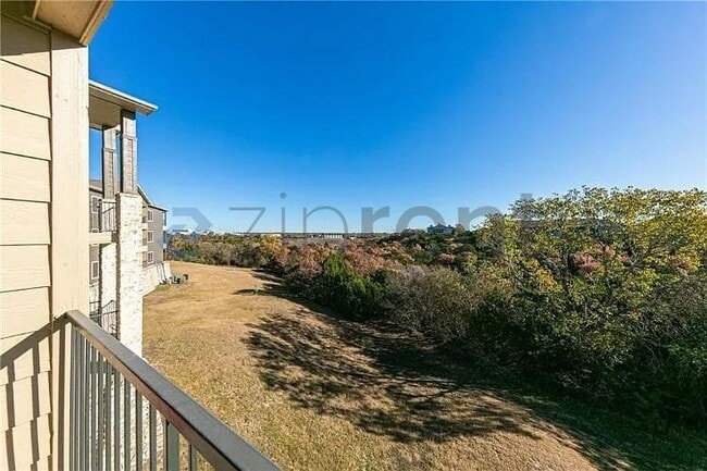 Building Photo - Unit 823