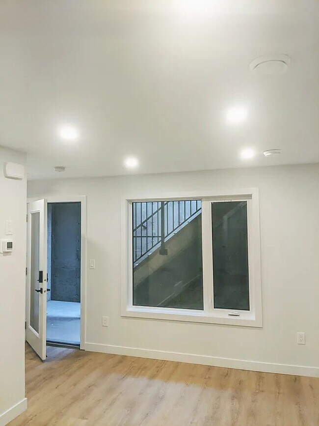 Photo du bâtiment - Modern Studio Unit with Private Entrance – Great Access to Downtown