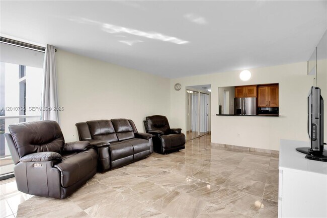 Building Photo - 3701 N Country Club Dr
