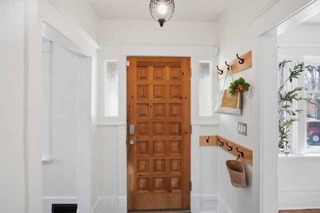 Building Photo - Charming and spacious 3-bedroom, 1-bathroom property offering approximately 1,500 sq. ft. of comf...
