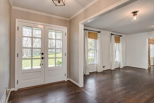Building Photo - 4601 Club Cir NE