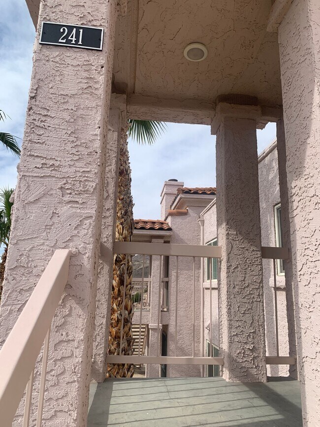Building Photo - 1964 Las Palmas Ln