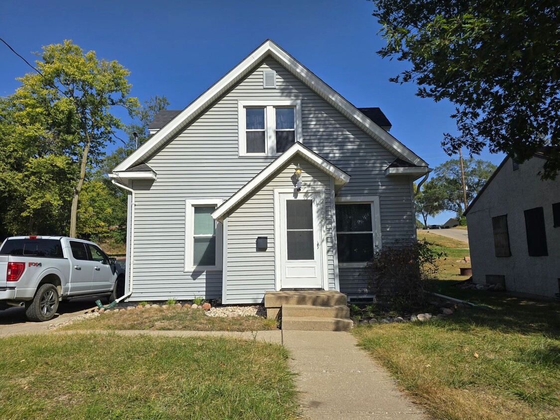Foto principal - $1,600 - 3 Bedroom 2.5 Bath Home