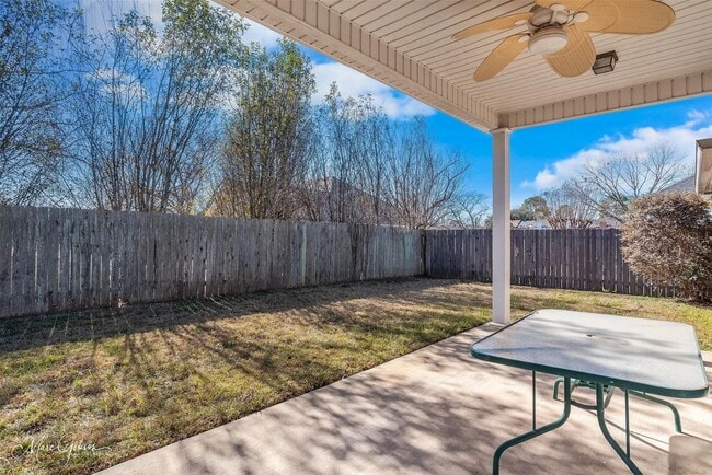 Building Photo - BEAUTIFUL HOME!! close to LSUS... Must See!!