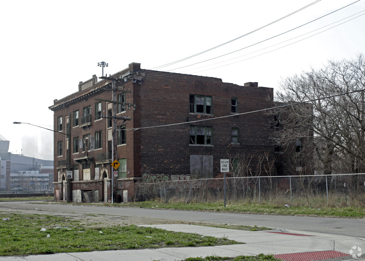 Building Photo - 2457 Beaubien St