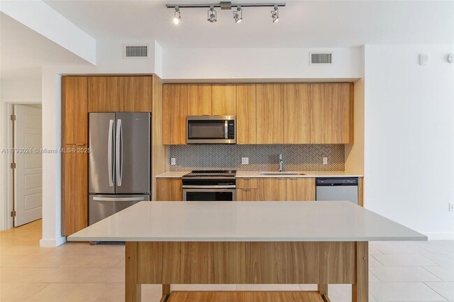 Foto del edificio - 2150 N Bayshore Dr