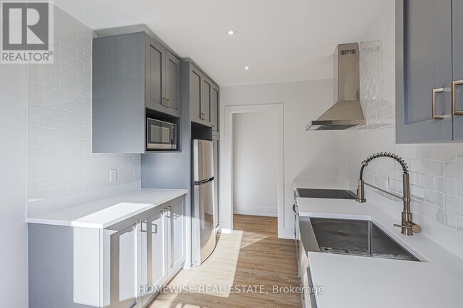 Photo du bâtiment - 2066 Yonge St