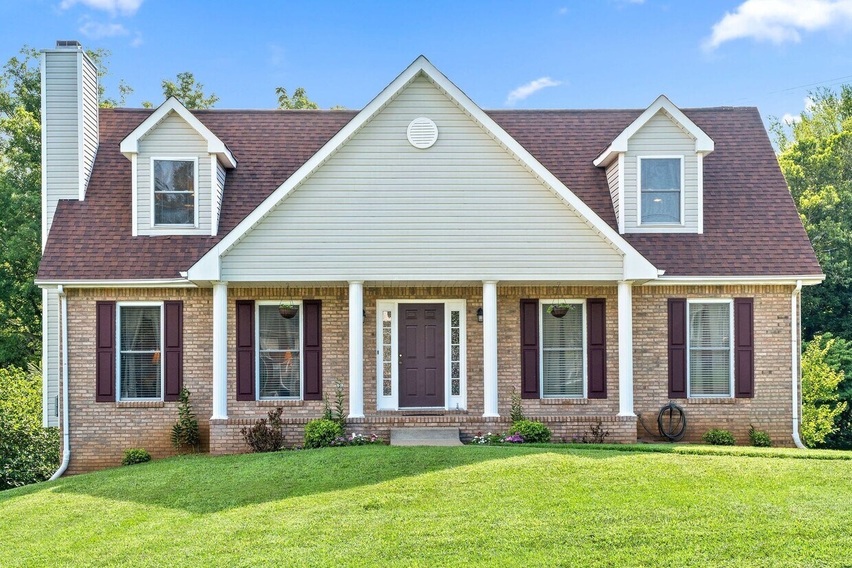 Primary Photo - Pet Friendly in Rossview!