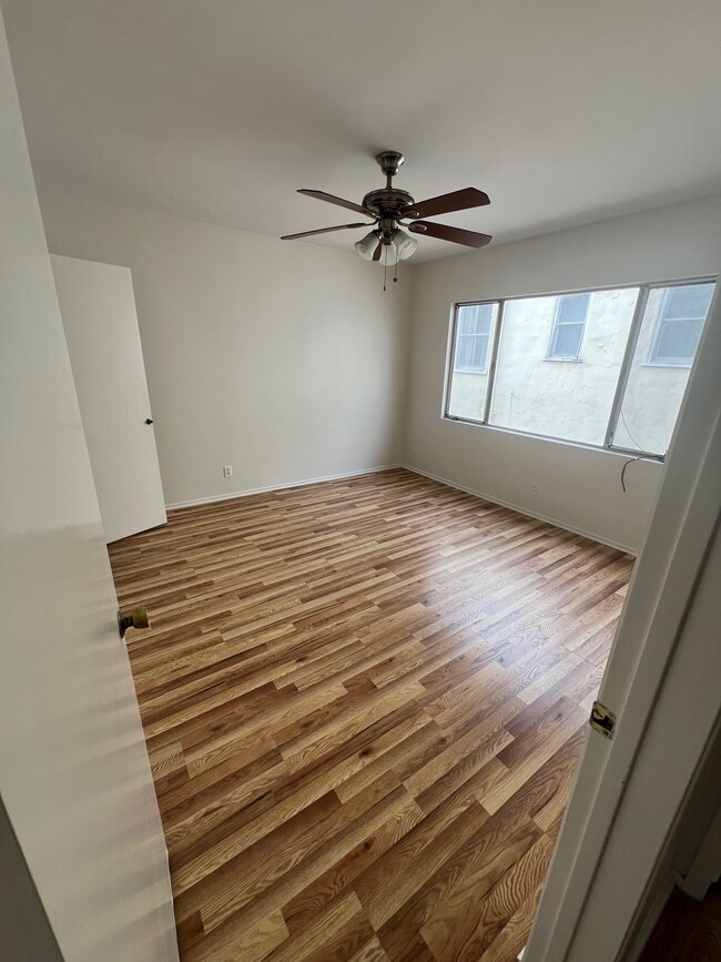 Building Photo - 143 S St Andrews Pl