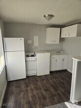 Building Photo - 409 W Van Buren Ave