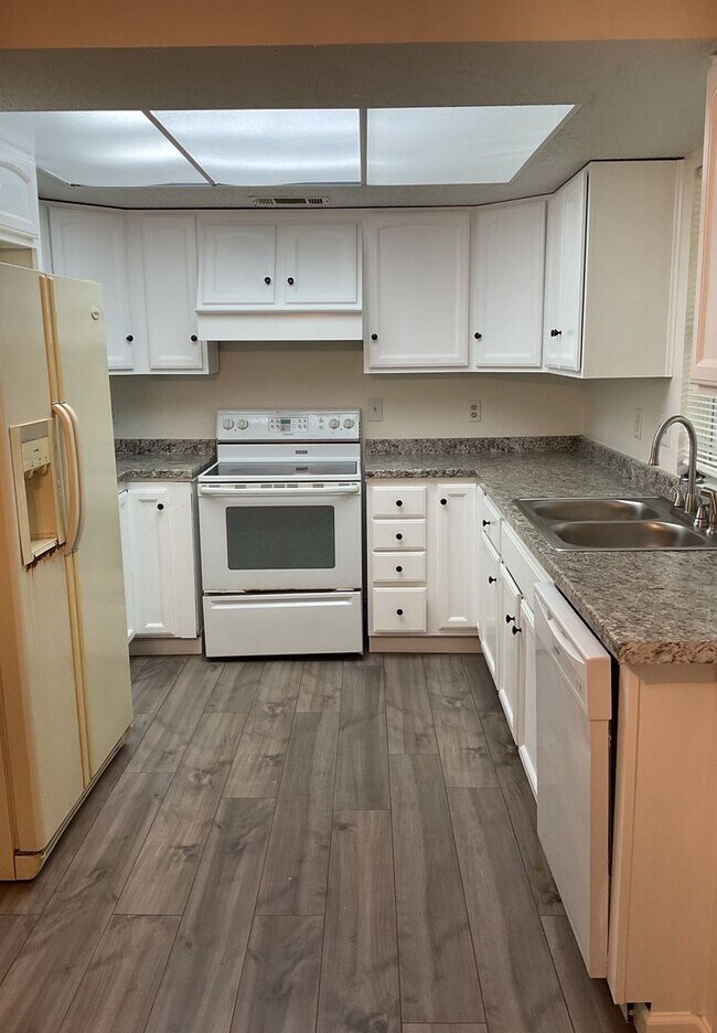 Building Photo - AVAILABLE NOW!