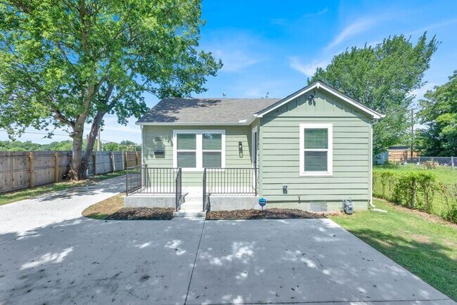 Building Photo - 2608 N Quaker Ave