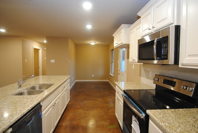Building Photo - 3/2 Open Floor Plan, One Level in Sherwood