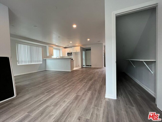 Foto del edificio - 1529 N Kingsley Dr