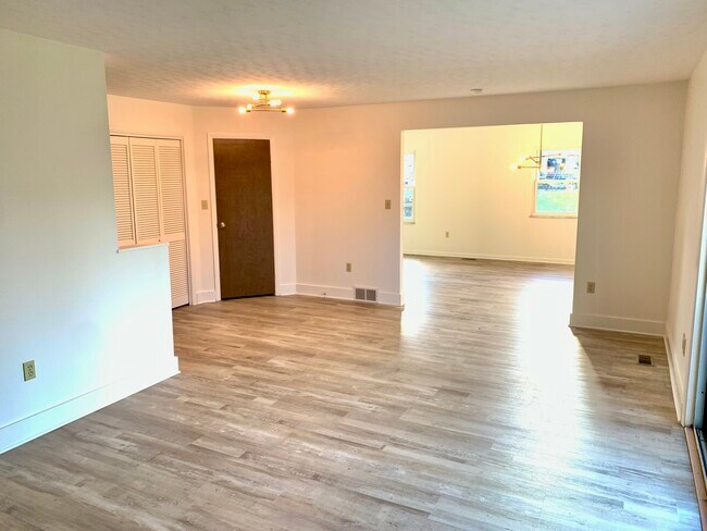 Building Photo - 651 Tree View Dr