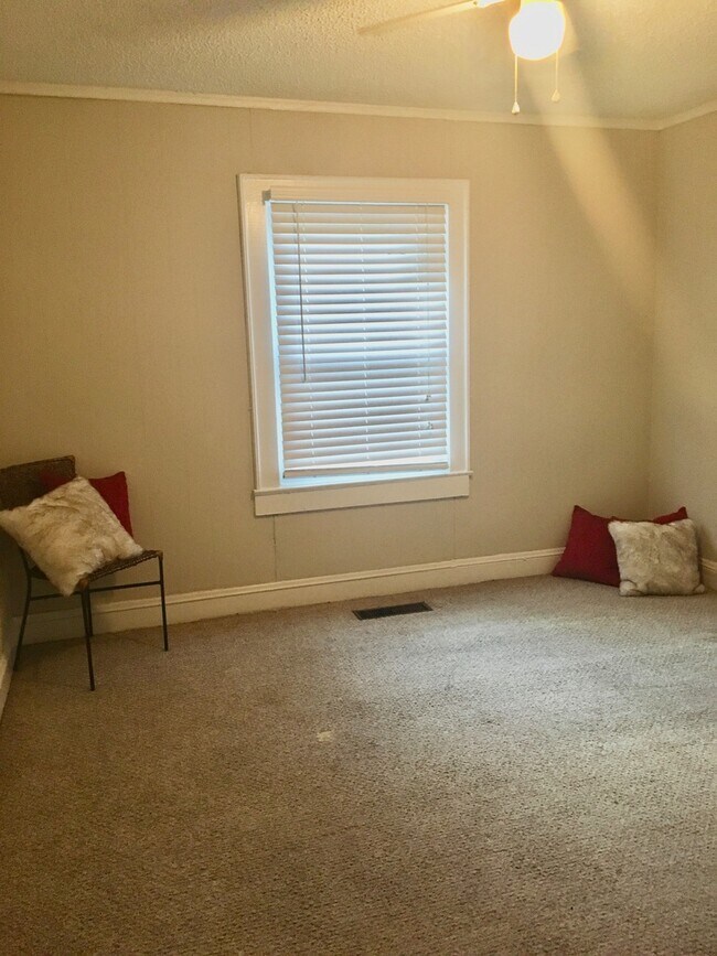 Building Photo - SPACIOUS 2 BED HOUSE!  If there was a picture of QUAINT in the dictionary, this house would be it.