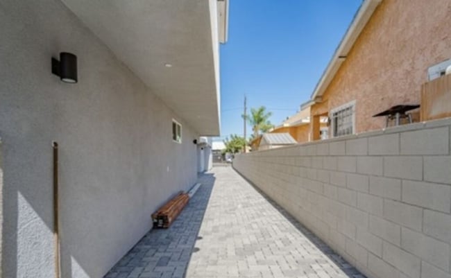 Foto del edificio - 1348-1348 E Vernon Ave