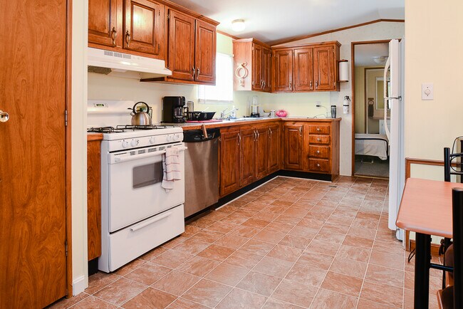 Building Photo - 11 Hilltop Dr