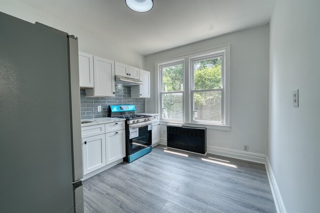 Building Photo - 175 Zabriskie St