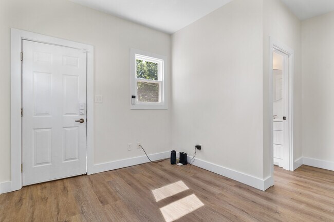 Building Photo - 4073 N College Ave