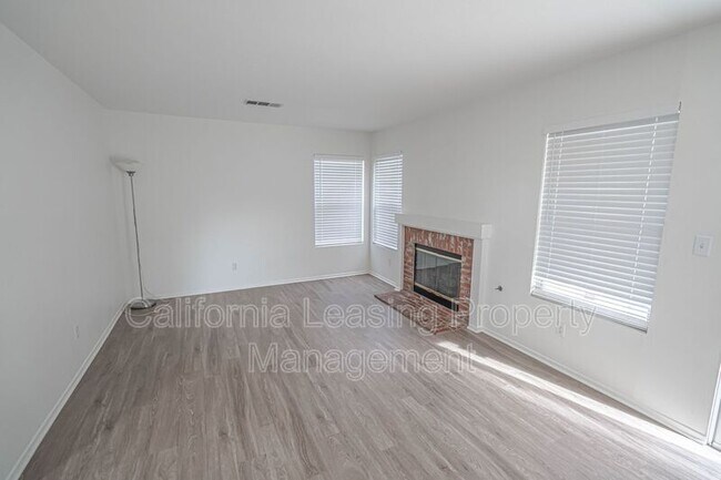 Foto del edificio - 30420 Yosemite Dr