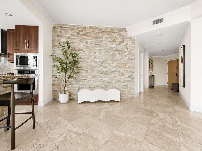 Building Photo - 2645 S Bayshore Dr