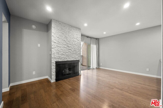 Building Photo - 141 S Clark Dr